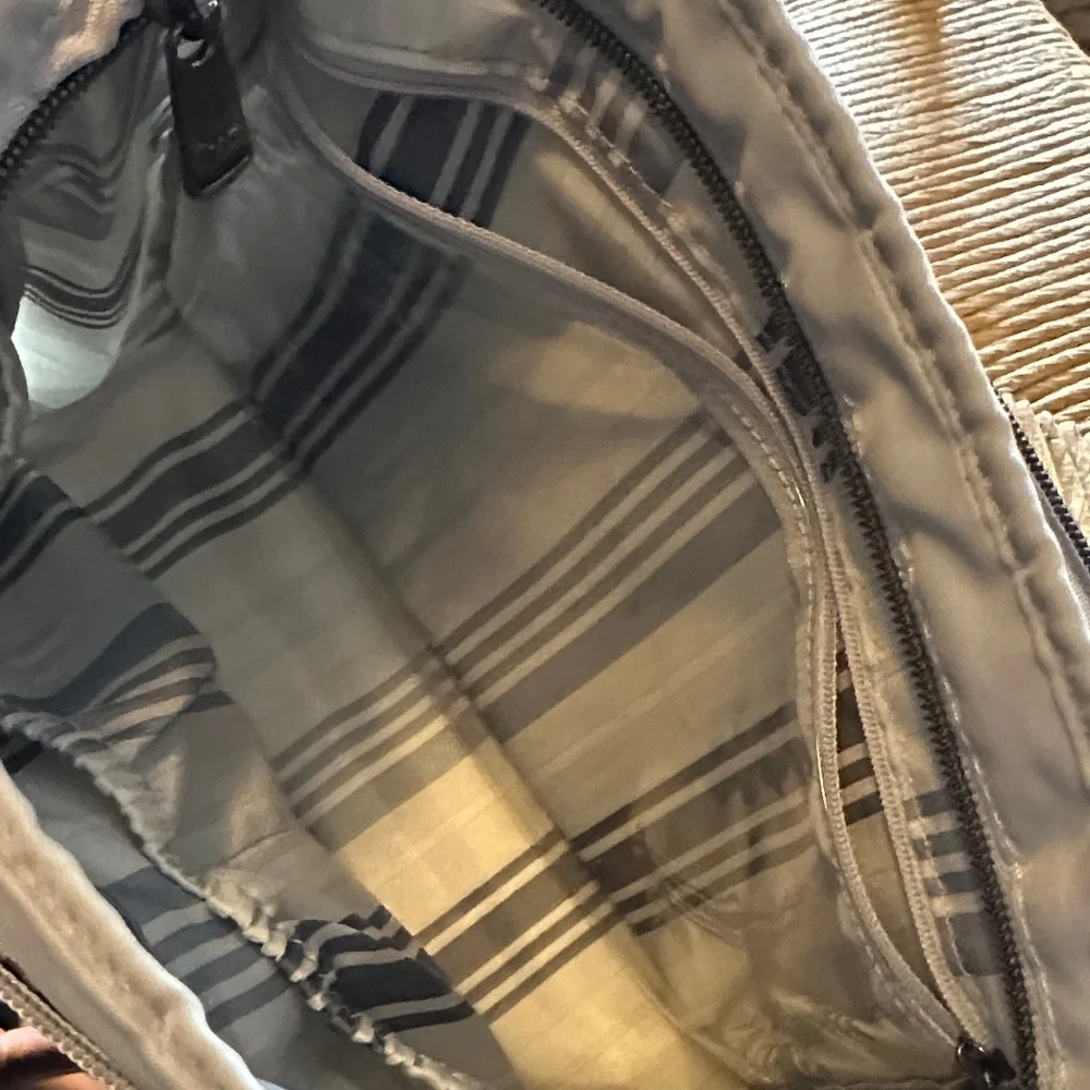 Lug LE Ultra shimmy Women's Light Gray Quilted Crossbody Bag - Picture 9 of 13